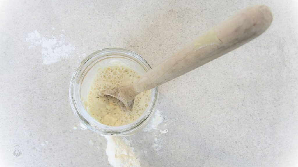 drewniana łyżka do wymieszania mąki i wody na zakwas