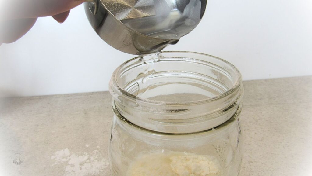 woda wlewana do słoika na łatwy zakwas na wypieki