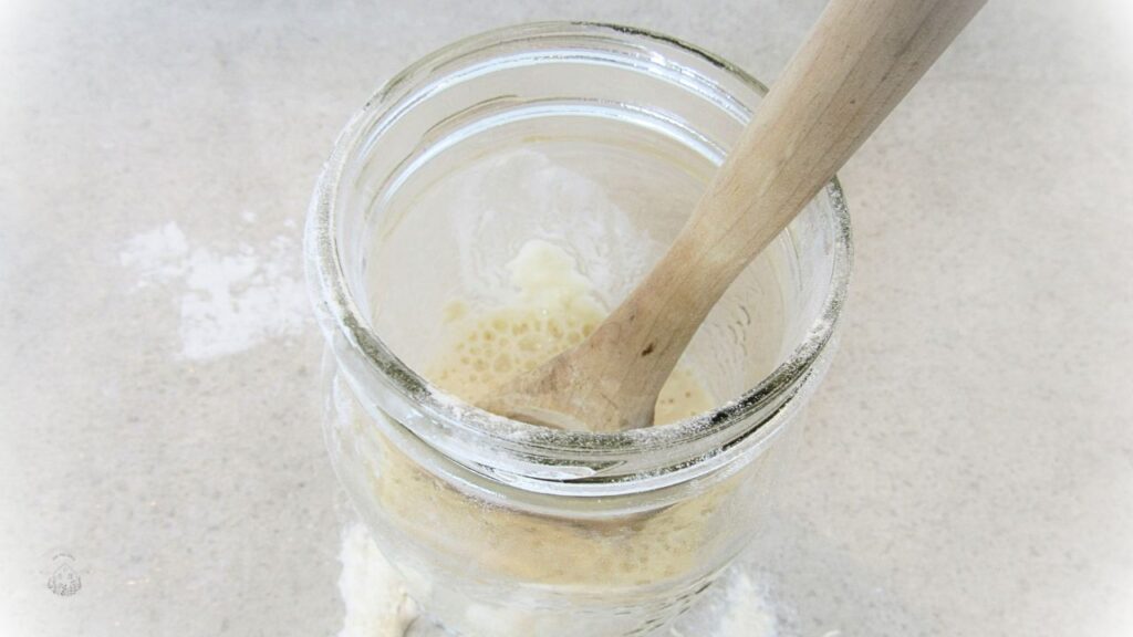 słoik z zakwasem na tradycyjny chleb na zakwasie