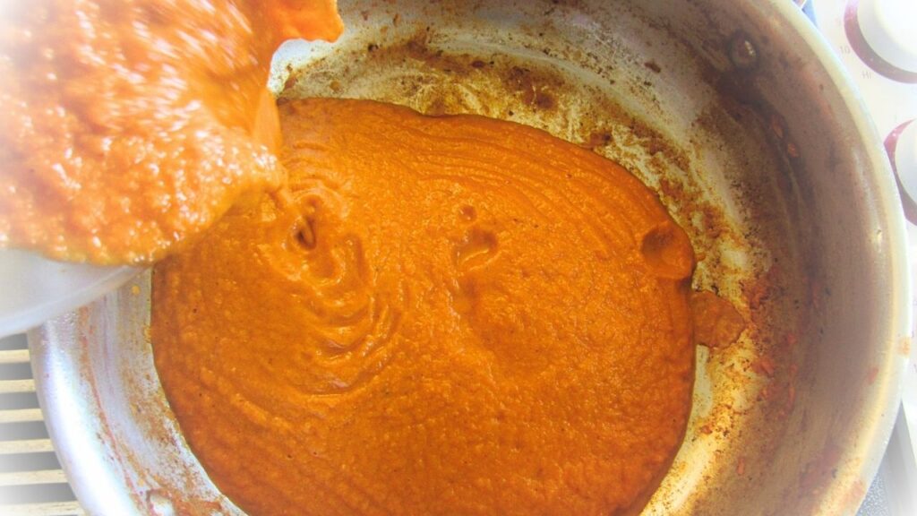 prosta indyjska potrawka z kurczaka lejąca się na patelnię z blendera