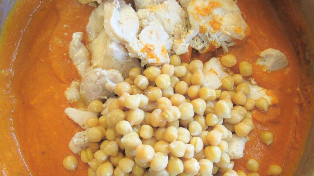 indyjska potrawka z kurczaka na patelni gotowa do wymieszania z ciecierzycą
