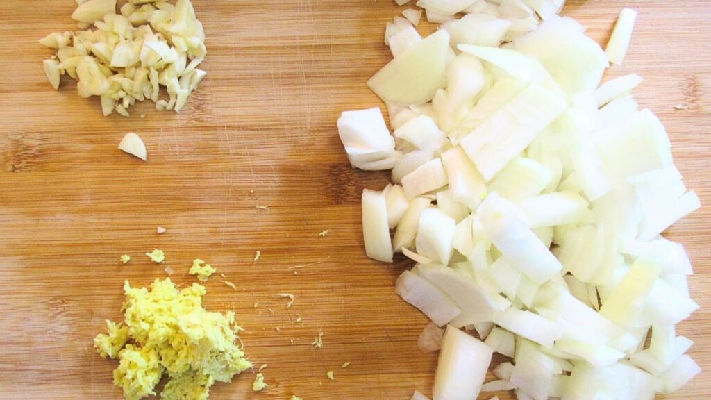 pokrojona cebula, czosnek i imbir