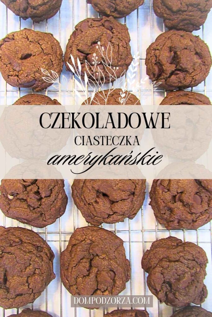czekoladowe ciasteczka amerykańskie (double chocolate chip) na kratce do stygnięcia