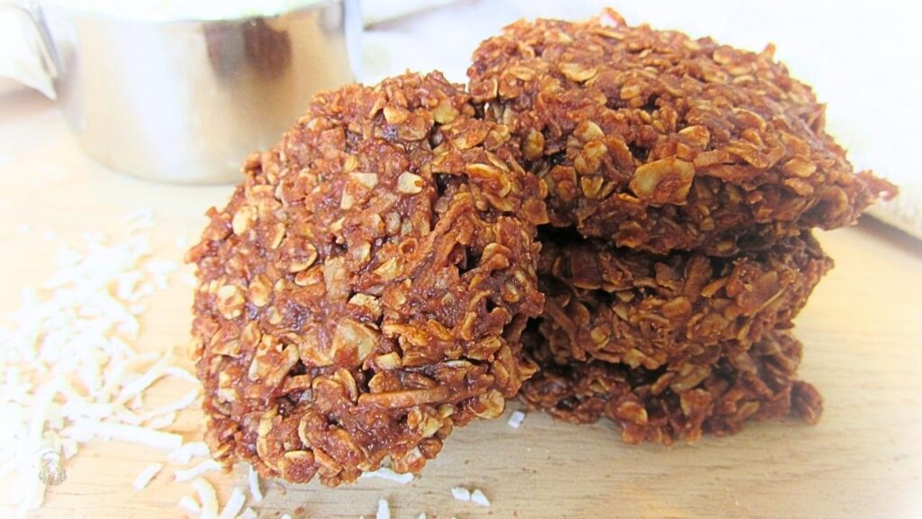 gotowe szybkie ciastka bez pieczenia bezglutenowe macaroons na drewnianej desce