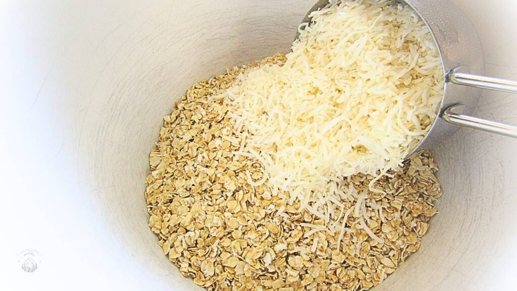 płatki owsiane i wiórki kokosowe w misce na szybkie ciastka bez pieczenia bezglutenowe