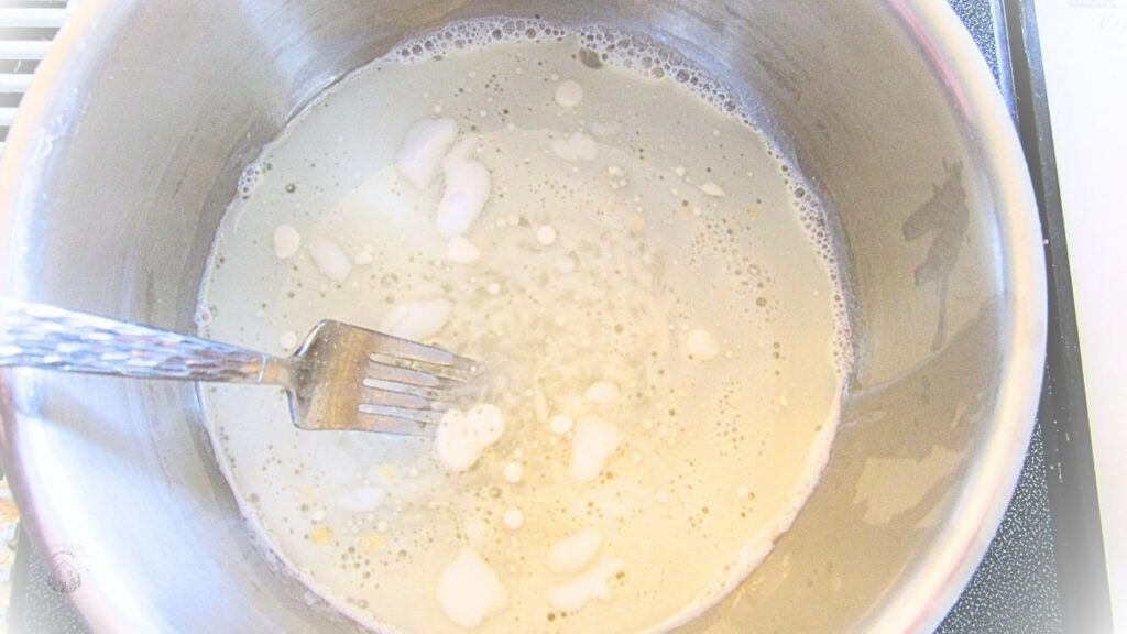 mieszane mokre składniki w garnku na szybkie ciastka bez pieczenia bezglutenowe macaroons