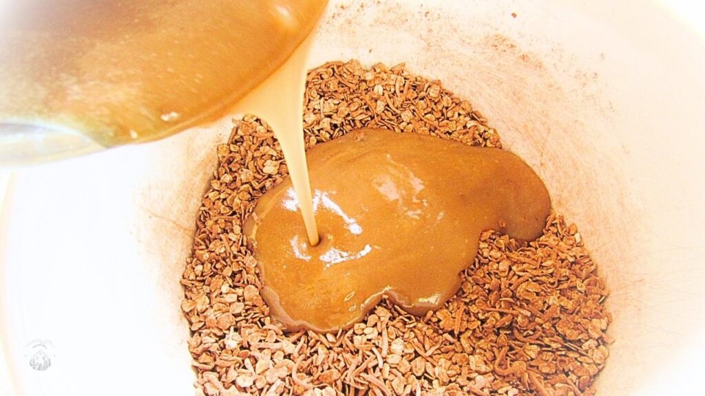 mokre składniki wlewane do suchych w misce na szybkie ciastka bez pieczenia bezglutenowe macaroons