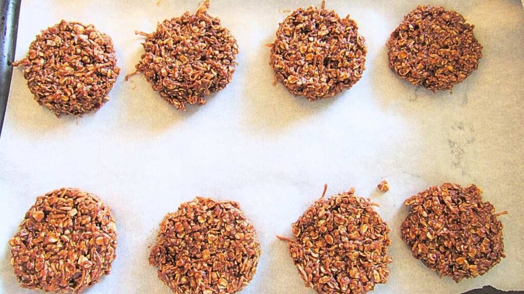 uformowane szybkie ciastka bez pieczenia bezglutenowe macaroons na papierze pergaminowym i blaszce