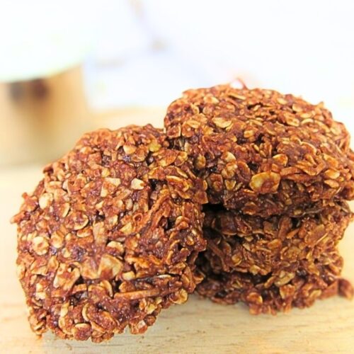 szybkie ciastka bez pieczenia bezglutenowe na drewnianej desce