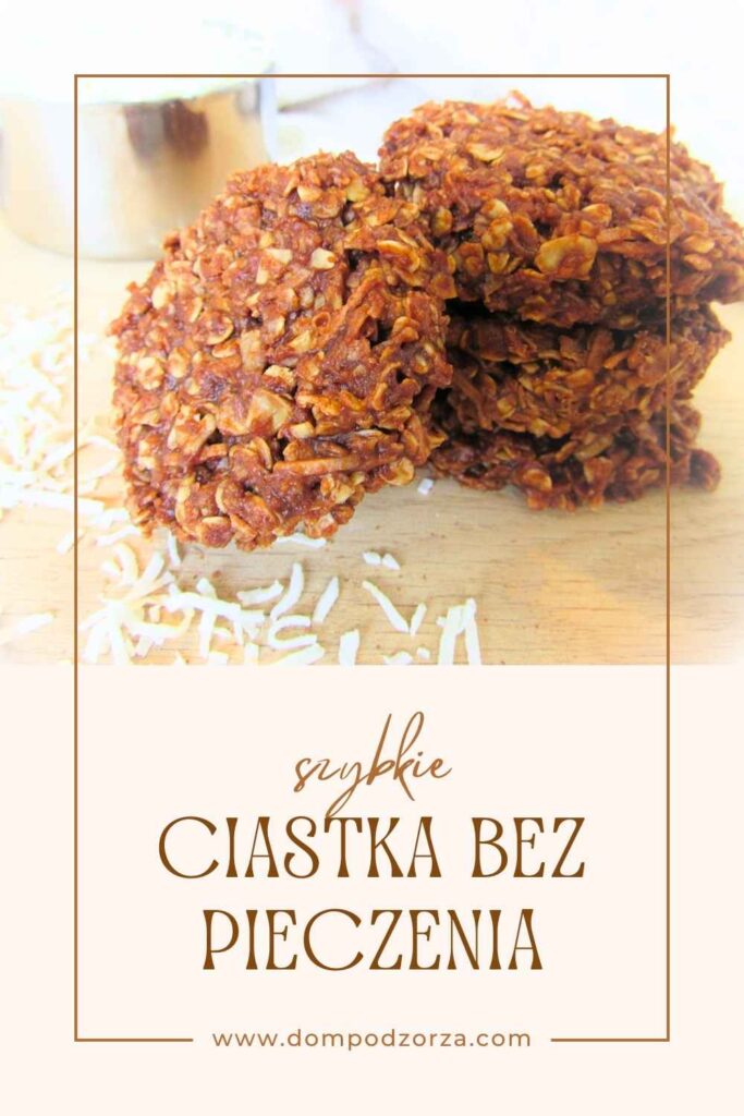 gotowe szybkie ciastka bez pieczenia bezglutenowe macaroons na desce drewnianej z rozsypanymi wiórkami kokosowymi pin