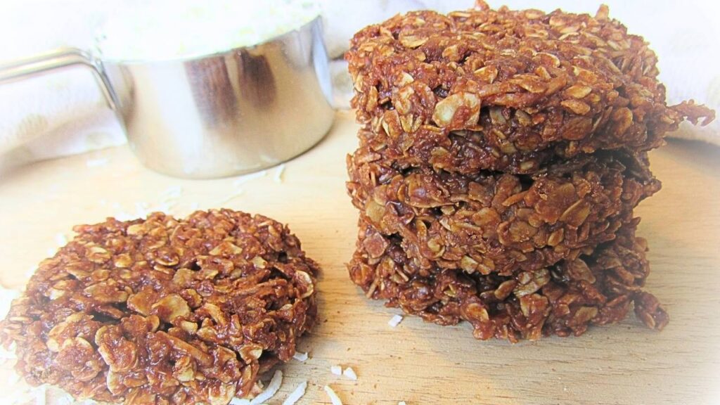 szybkie ciastka bez pieczenia bezglutenowe macaroons na desce drewnianej