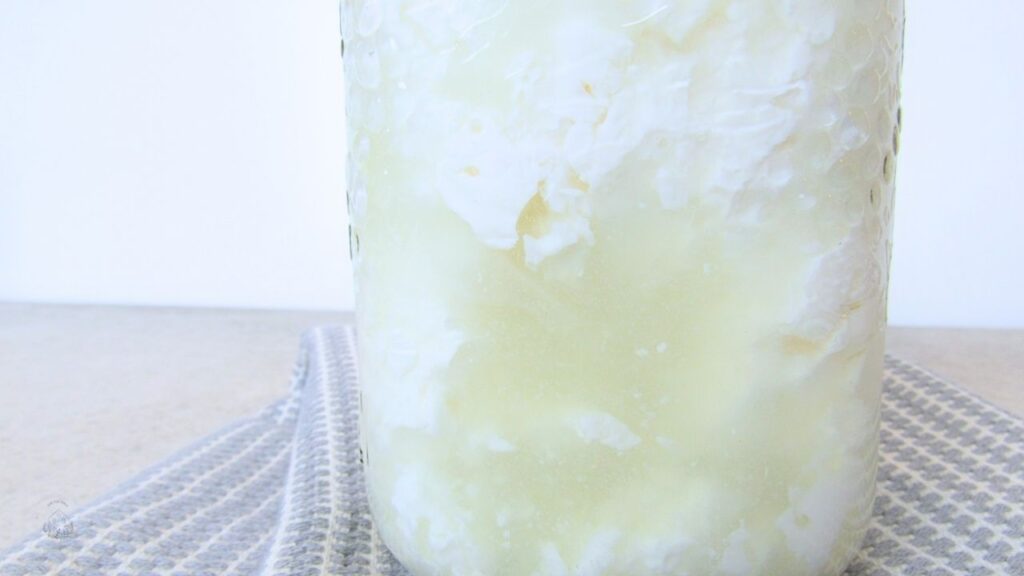 mocno sfermentowany kefir w słoiku