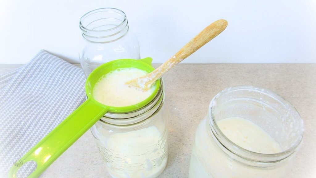 odcedzam kefir do słoika i używam drewnianą łyzeczkę