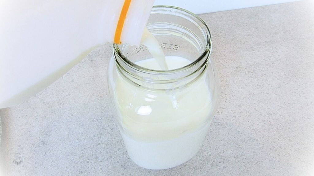 mleko wlewane do słoik ana kefir