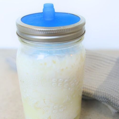 słoik kefiru ze specjalną zakrętką do fermentowania