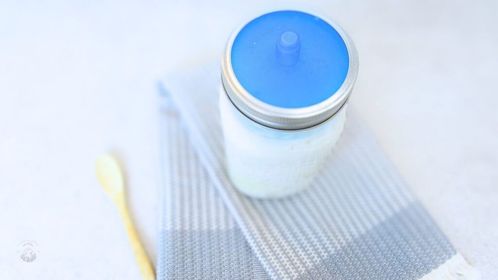 kefir mleczny w słoiku ze specjalną zakrętką do fermentacji