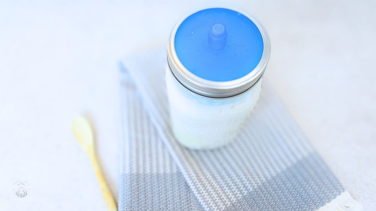 kefir mleczny w słoiku ze specjalną zakrętką do fermentacji