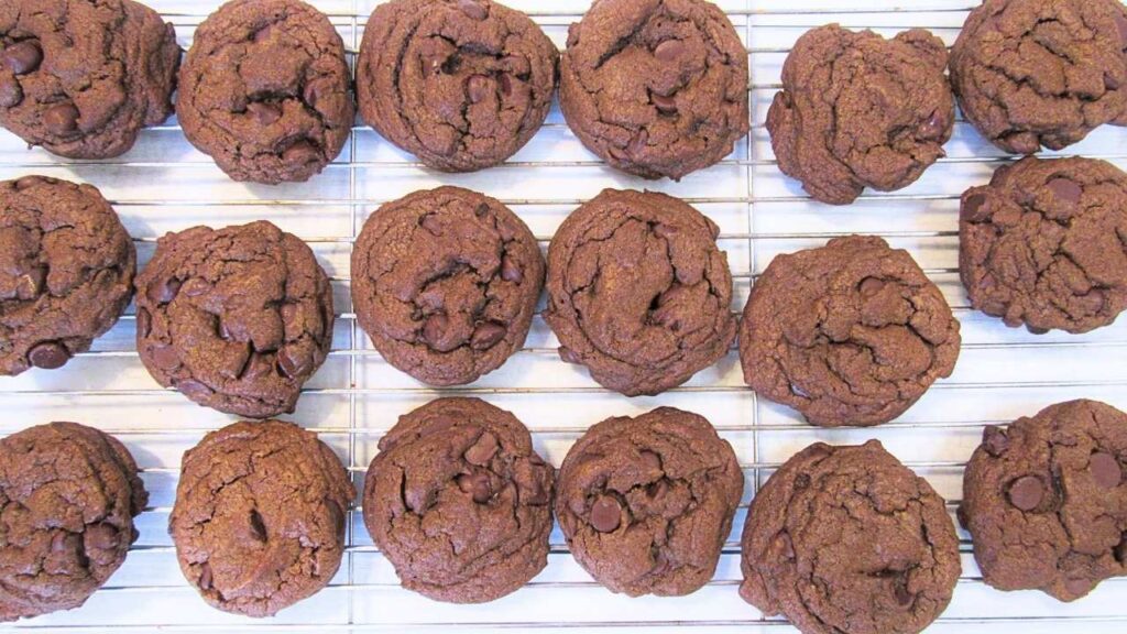 czekoladowe ciasteczka amerykańskie (double chocolate chip) na kratce do wystudzenia