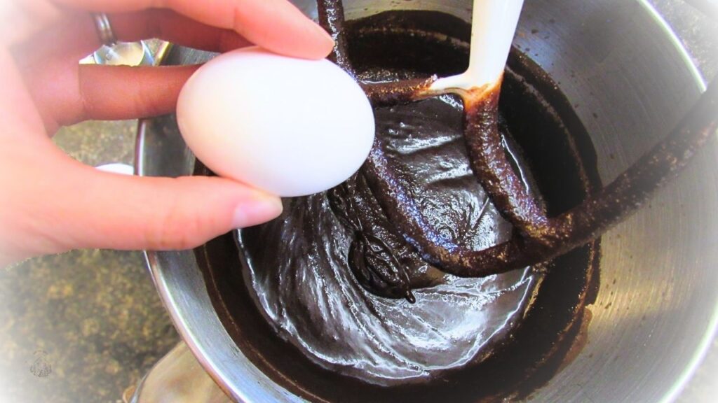 dodajemy jajko do masy na czekoladowe amerykańskie ciasteczka (double chocolate chip)