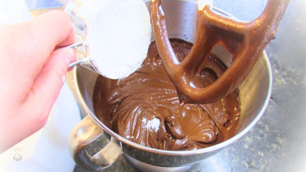 dodajemy mąkę do masy na czekoladowe amerykańskie ciasteczka (double chocolate chip)