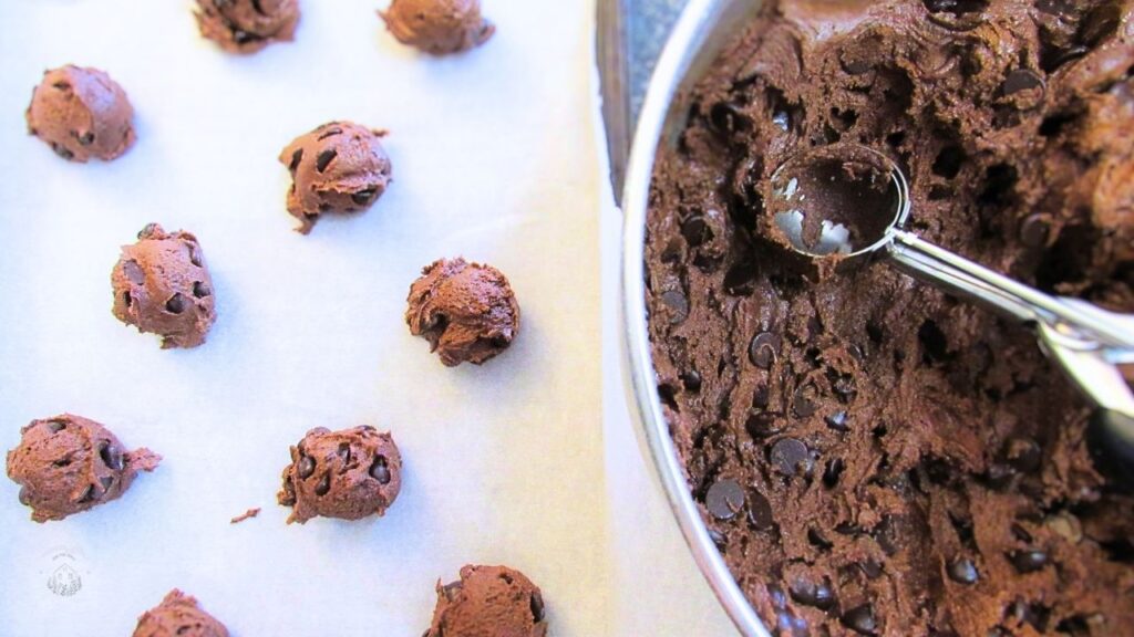 formowanie kulek na czekoladowe ciasteczka amerykańskie (double chocolate chip)