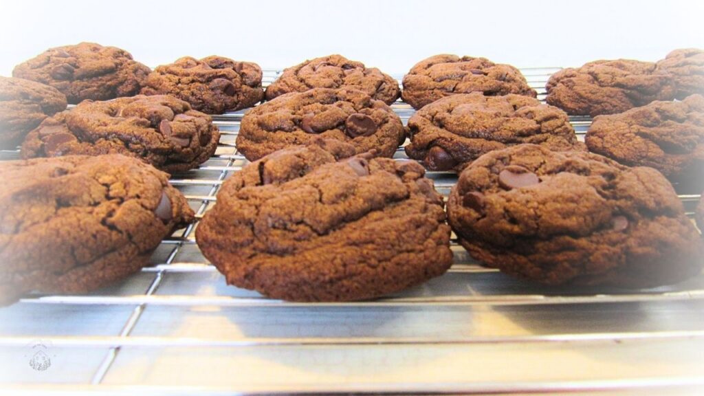 czekoladowe ciasteczka amerykańskie (double chocolate chip) na kratce się studzą