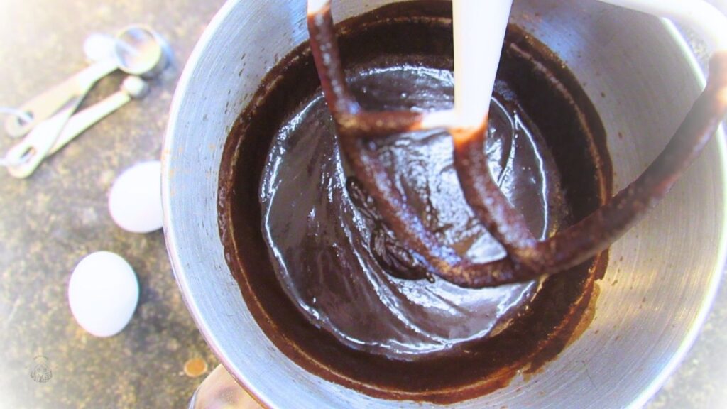 mikser miesza masę na czekoladowe amerykańskie ciasteczka (double chocolate chip)