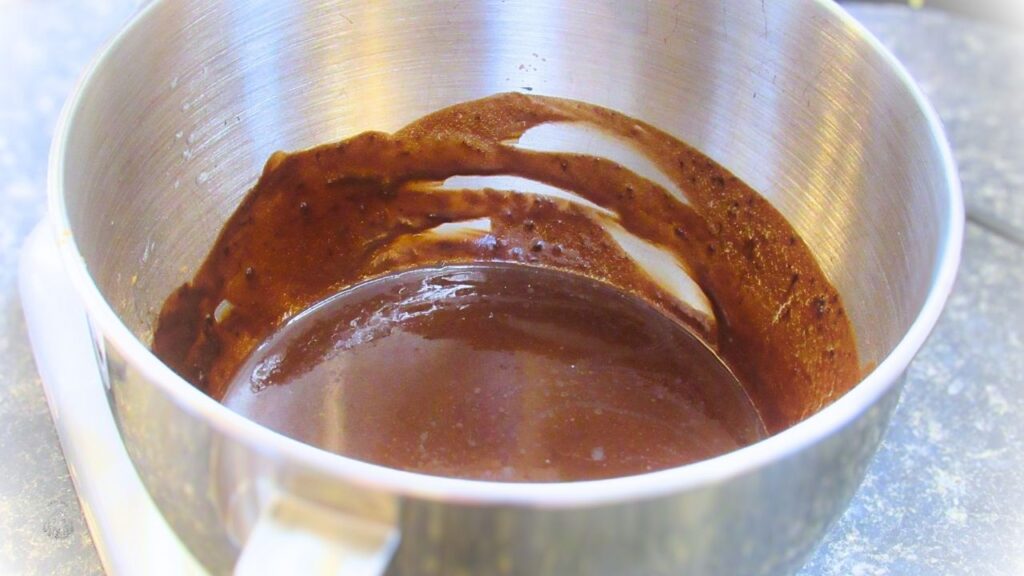 mokre składniki na czekoladowe ciasteczka amerykańskie (double chocolate chip)