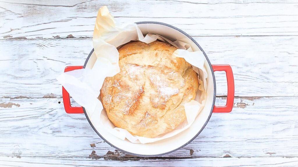 chleb w Dutch Oven, jeden z moich 4 niezbędne elementy wyposażenia mojej kuchni