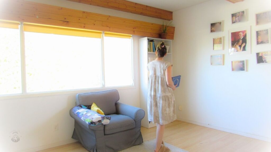 dziewczyna sprząta ksiązki