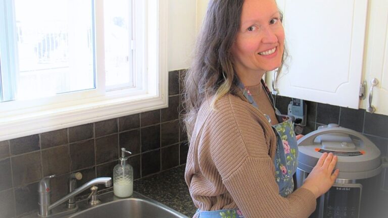 Dziewczyna zadowolona ze swojego Instant Pot