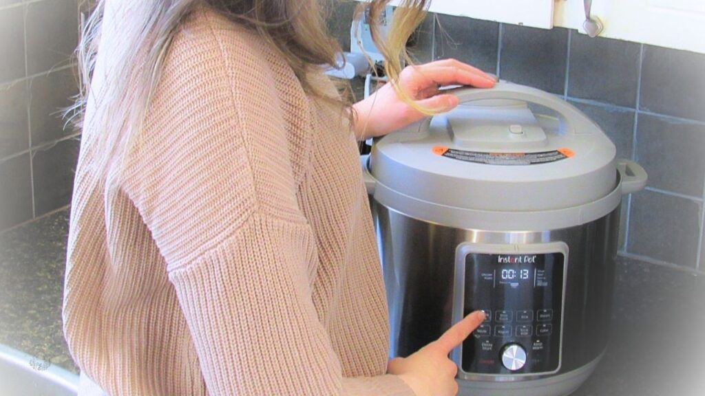 dziewczyna włącza Instant Pot