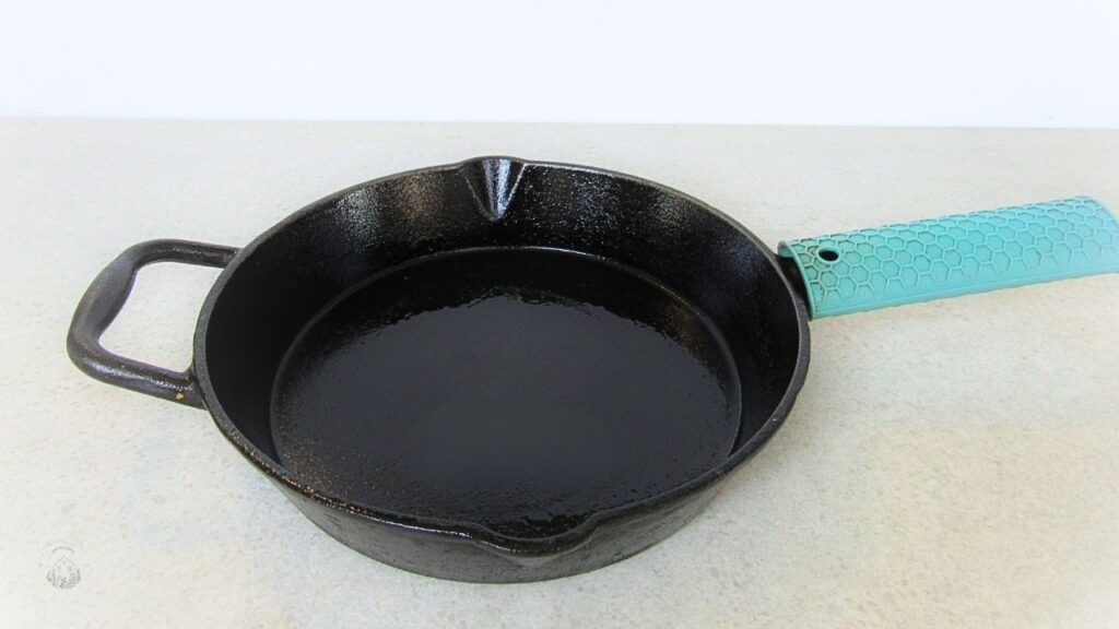 patelnia żeliwna z pokrywką silikonową na rączce
