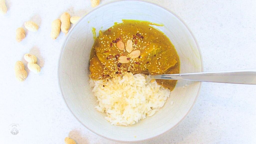 kurczak satay w misce z widelcem