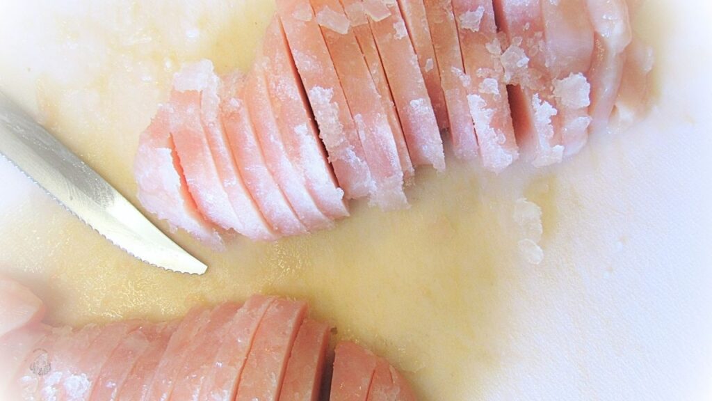 kurczak pokrojony na desce na sataya