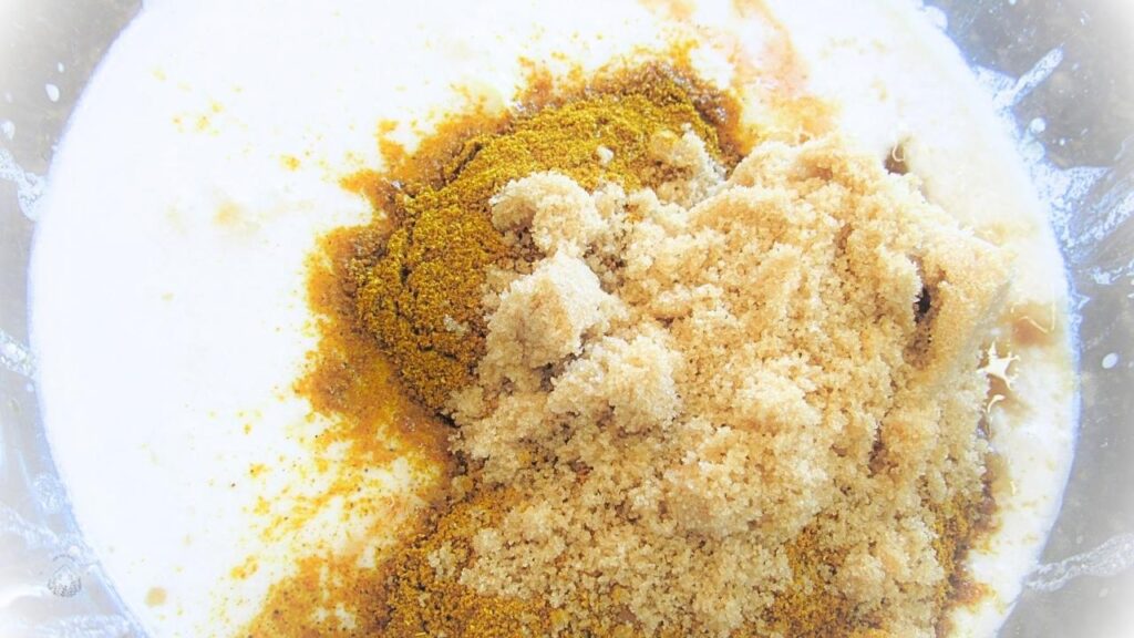 składniki w misce na sos orzechowy