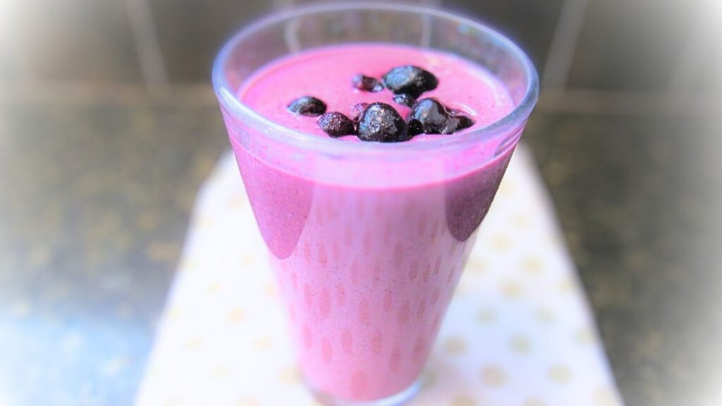 koktajl z czereśniami w szklance na blacie kuchennym