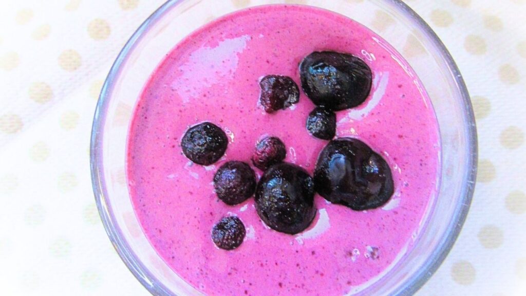 koktajl z czereśniami w szklance na blacie kuchennym z lotu ptaka