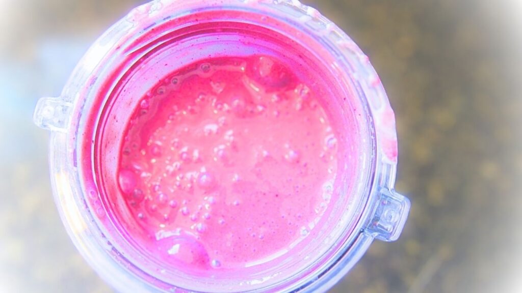 gotowy koktajl czereśniowy w blenderze