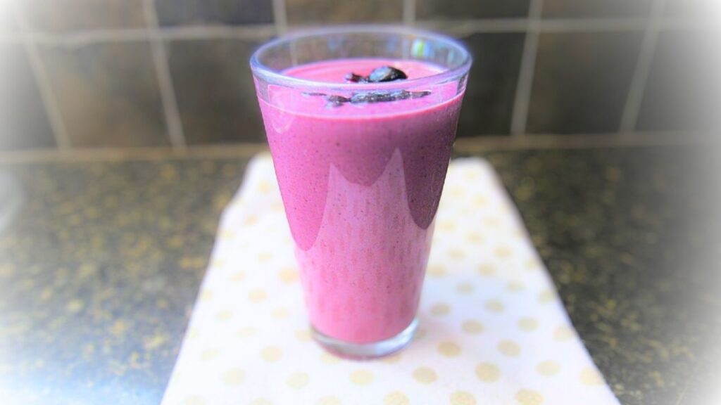 koktajl z czereśniami w szklance na blacie kuchennym