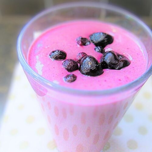 koktajl z czereśniami na blacie kuchennym