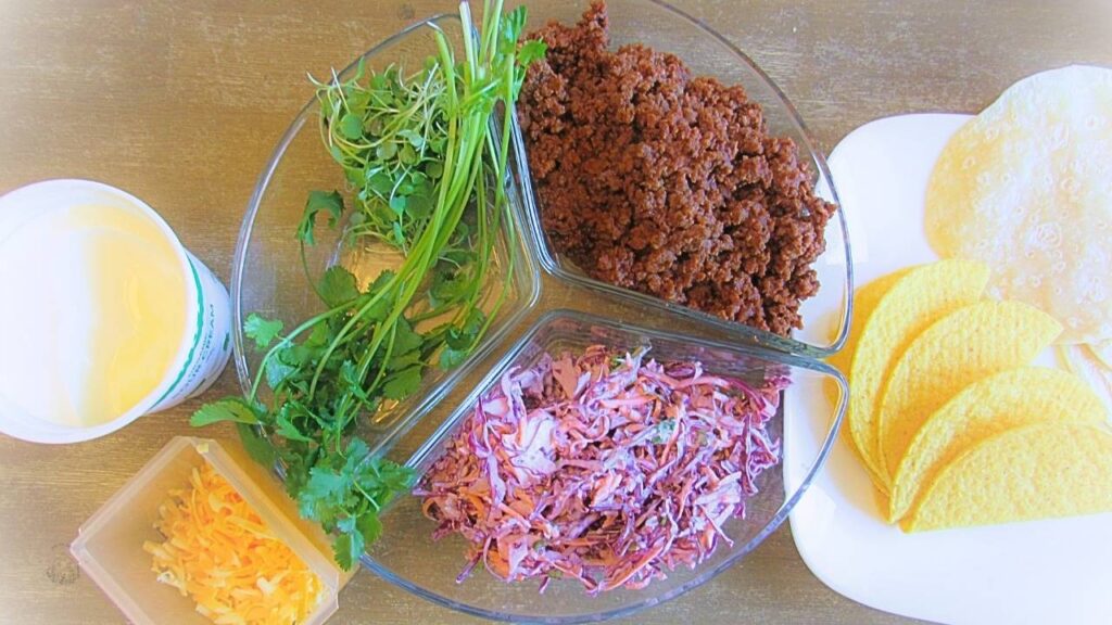 dodatki do tacos w miseczkach przeźroczystych