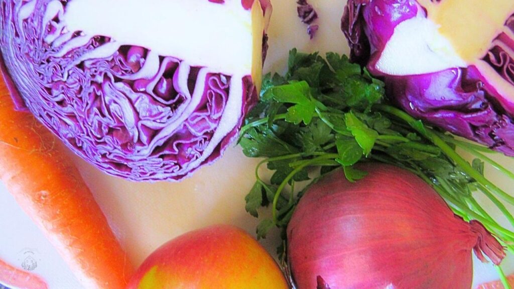 warzywa na surówkę z kapusty na desce do krojenia