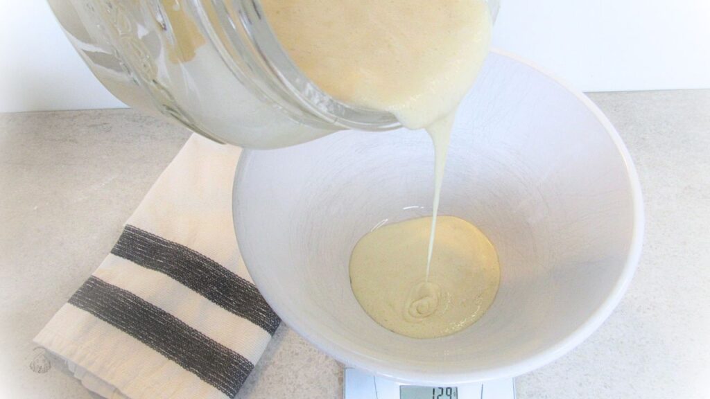 zakwas wlewany do miski na tradycyjny chleb na zakwasie