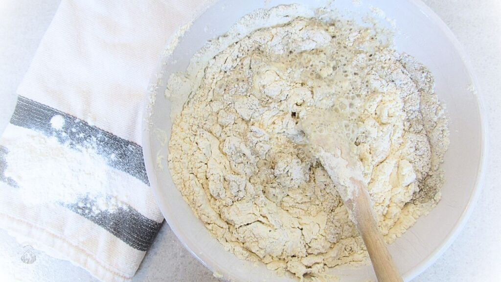 wymieszane składniki na tradycyjny chleb na zakwasie
