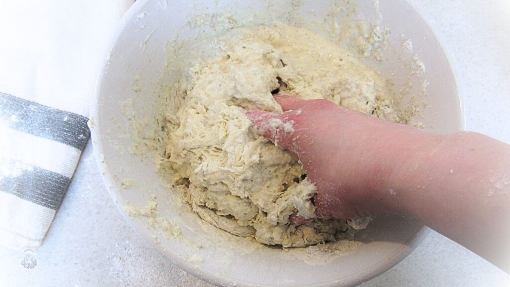 mieszanie ręką składników na tradycyjny chleb na zakwasie