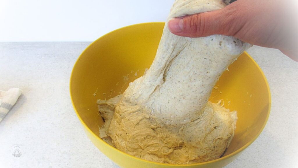 rozciąganie ciasta na tradycyjny chleb na zakwasie