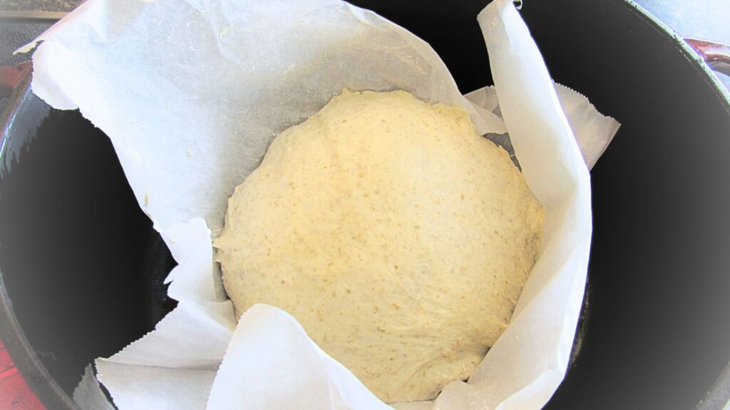 uformowana kula ciasta na tradycyjny chleb na zakwasie