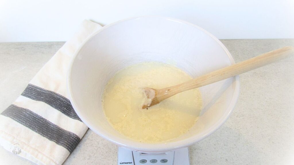 łyżka w misce z zakwasem na tradycyjny chleb na zakwasie