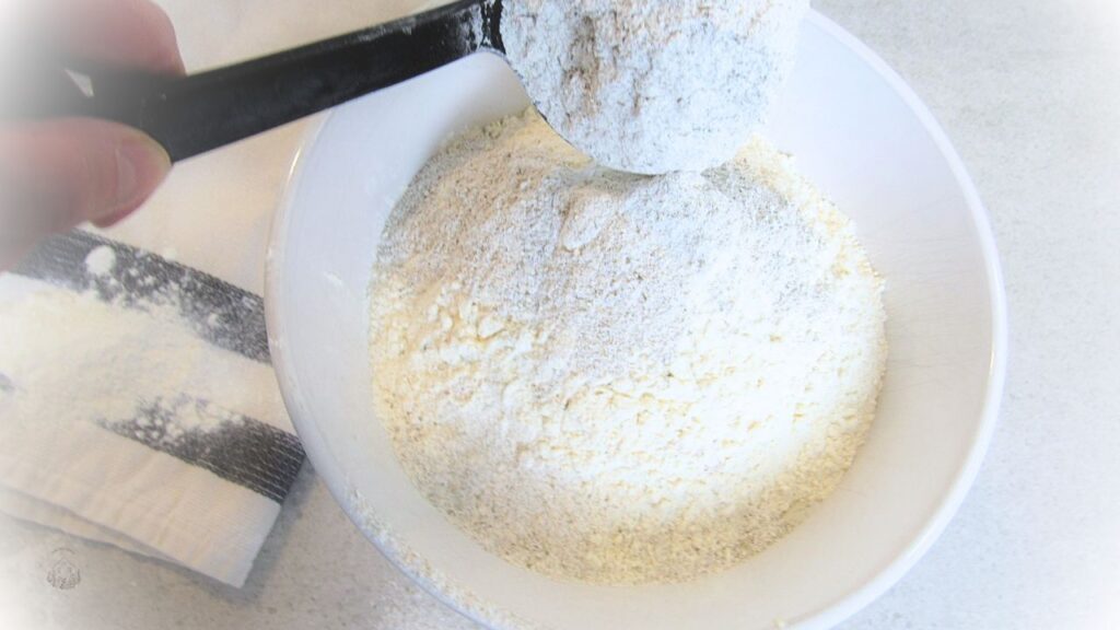 mąka żytnia dodawana do mąki pszennej w misce na tradycyjny chleb na zakwasie